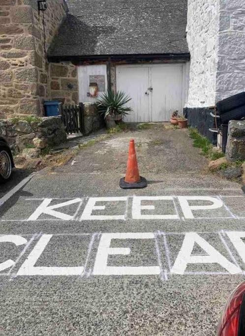 Seagulls Cottage, Touching Distance From Beach Mousehole Buitenkant foto